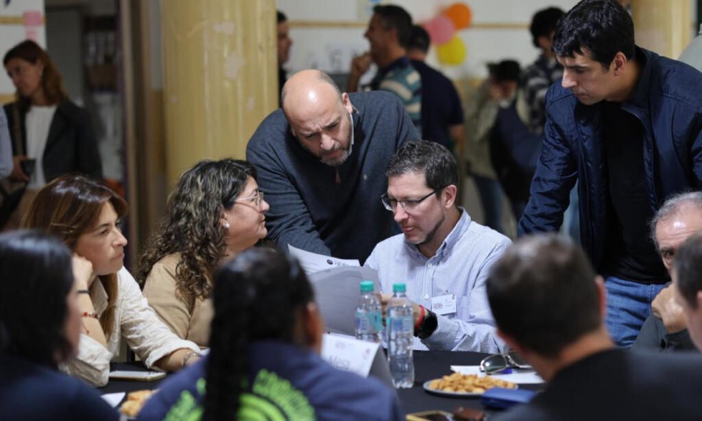 Encuentro del programa ADN Santa Fe con vecinos e instituciones en barrio Candioti Sur.