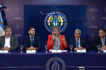 Conferencia de autoridades nacionales y provinciales por el crimen en San Cristóbal. La ministra de Seguridad, Alejandra Monteoliva, y el gobernador Maximiliano Pullaro encabezaron el encuentro junto a funcionarios, donde brindaron detalles del avance de la investigación.