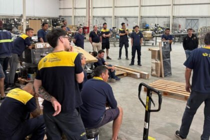 Trabajadores del Correo Argentino se reúnen en asamblea para analizar la situación laboral y definir medidas gremiales. Foto de archivo.