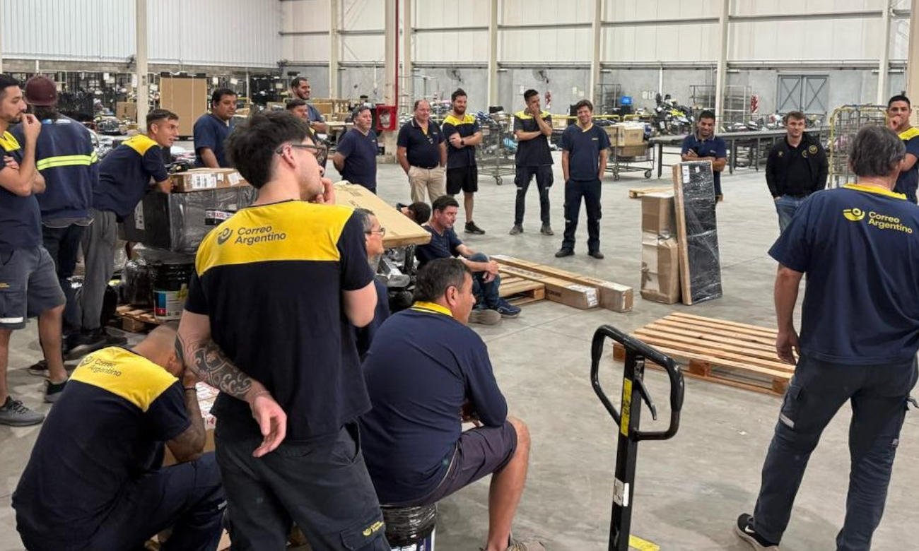 Trabajadores del Correo Argentino se reúnen en asamblea para analizar la situación laboral y definir medidas gremiales. Foto de archivo.