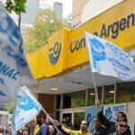 Trabajadores del Correo Argentino participan de una reunión gremial en medio del conflicto laboral y los reclamos por despidos. Foto de archivo.