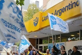 Trabajadores del Correo Argentino participan de una reunión gremial en medio del conflicto laboral y los reclamos por despidos. Foto de archivo.