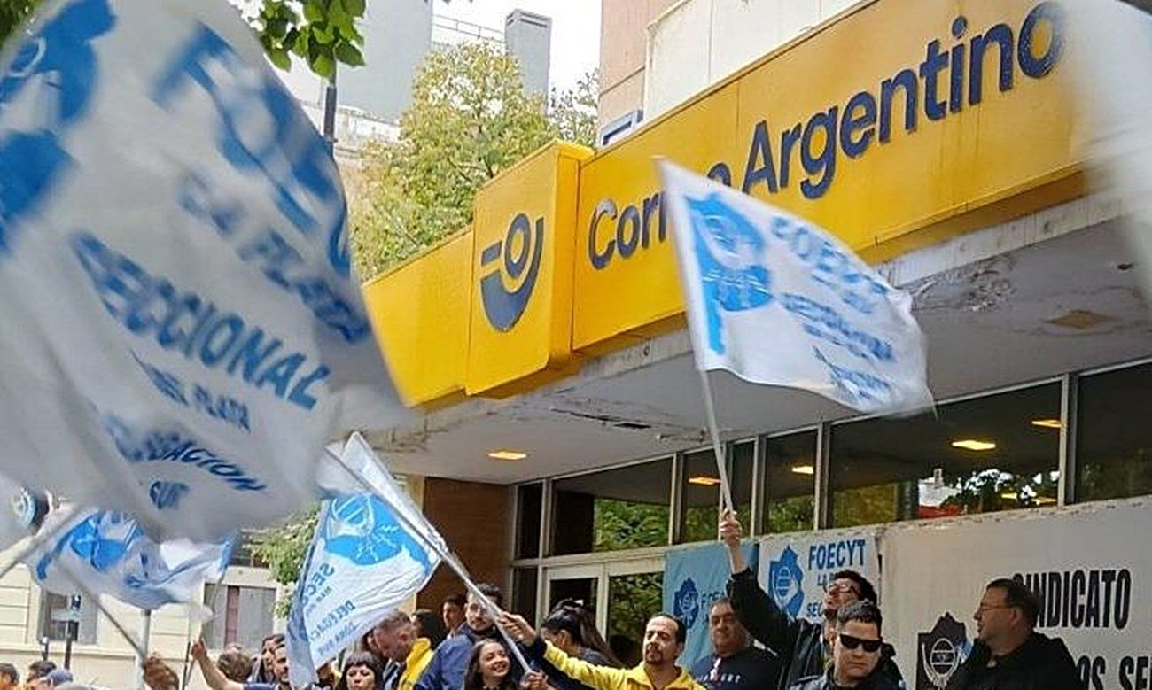 Trabajadores del Correo Argentino participan de una reunión gremial en medio del conflicto laboral y los reclamos por despidos. Foto de archivo.