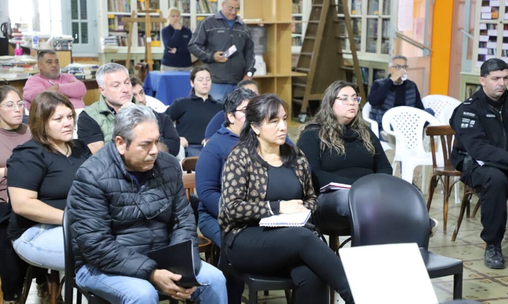 Vecinos, funcionarios e integrantes de distintas instituciones de Laguna Paiva participaron de la jornada de capacitación y prevención ante emergencias climáticas organizada junto a Protección Civil de Santa Fe.