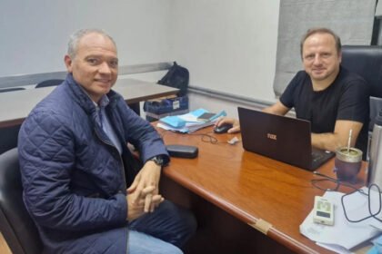 El intendente Elvio Omar Cotterli se reúne con el secretario provincial Lucas Crivelli para avanzar en proyectos de acceso a lotes y urbanización en Laguna Paiva. Foto: Prensa Municipalidad de Laguna Paiva.
