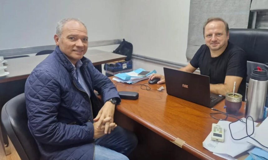 El intendente Elvio Omar Cotterli se reúne con el secretario provincial Lucas Crivelli para avanzar en proyectos de acceso a lotes y urbanización en Laguna Paiva. Foto: Prensa Municipalidad de Laguna Paiva.
