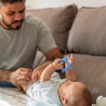 Cuidado e higiene de bebés en sus primeros meses de vida. Foto de archivo.