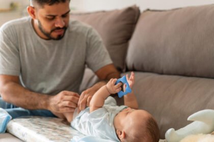 Cuidado e higiene de bebés en sus primeros meses de vida. Foto de archivo.