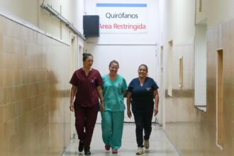 Profesionales de la salud del Hospital Cullen trabajan en la consolidación del servicio de cirugía cardiovascular, fortaleciendo la atención pública en Santa Fe.