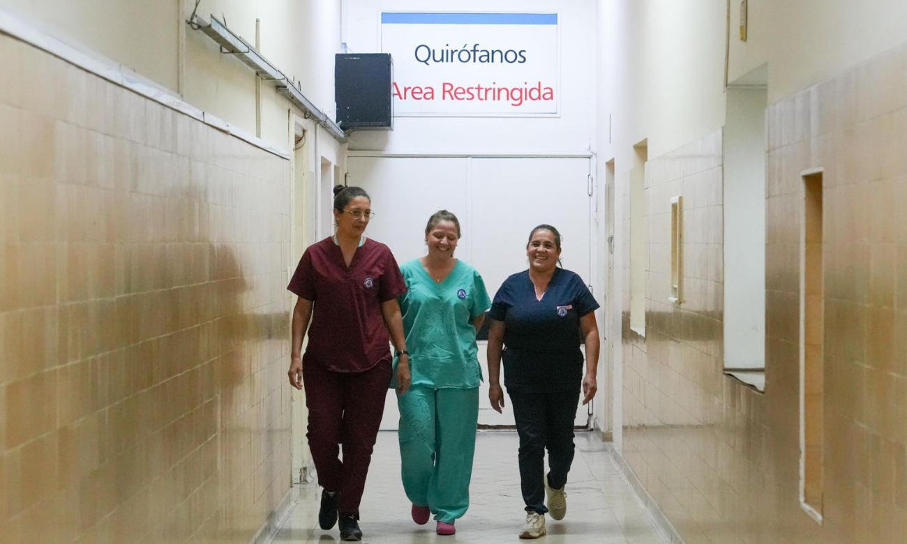 Profesionales de la salud del Hospital Cullen trabajan en la consolidación del servicio de cirugía cardiovascular, fortaleciendo la atención pública en Santa Fe.