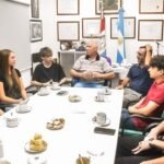 Autoridades municipales encabezadas por el intendente Carlos De Grandis durante el encuentro con directivos y estudiantes del Polo Educativo en Puerto General San Martín.