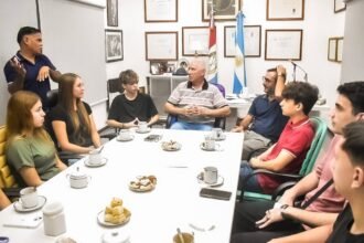 Autoridades municipales encabezadas por el intendente Carlos De Grandis durante el encuentro con directivos y estudiantes del Polo Educativo en Puerto General San Martín.