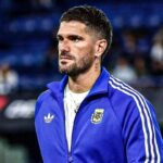Rodrigo De Paul, concentrado y listo para salir a la cancha con la camiseta de la Selección Argentina.