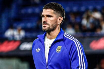 Rodrigo De Paul, concentrado y listo para salir a la cancha con la camiseta de la Selección Argentina.