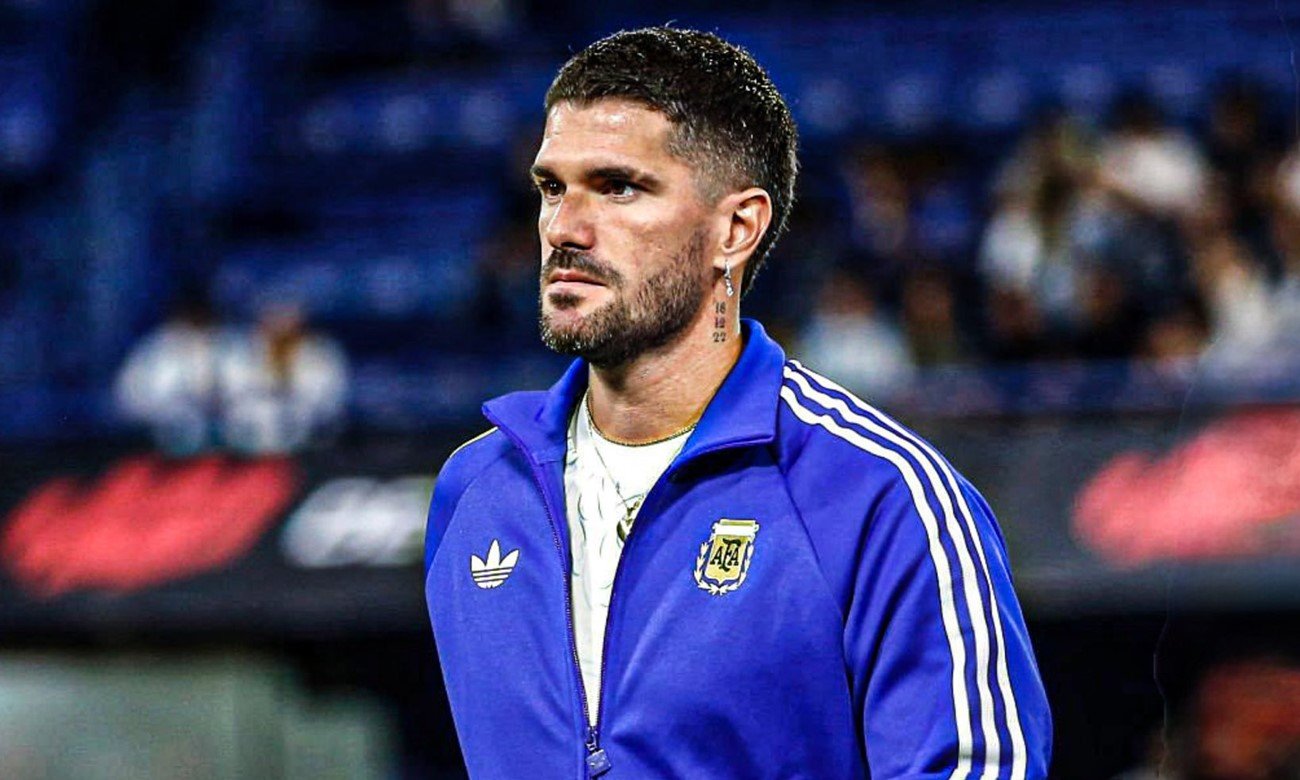 Rodrigo De Paul, concentrado y listo para salir a la cancha con la camiseta de la Selección Argentina.
