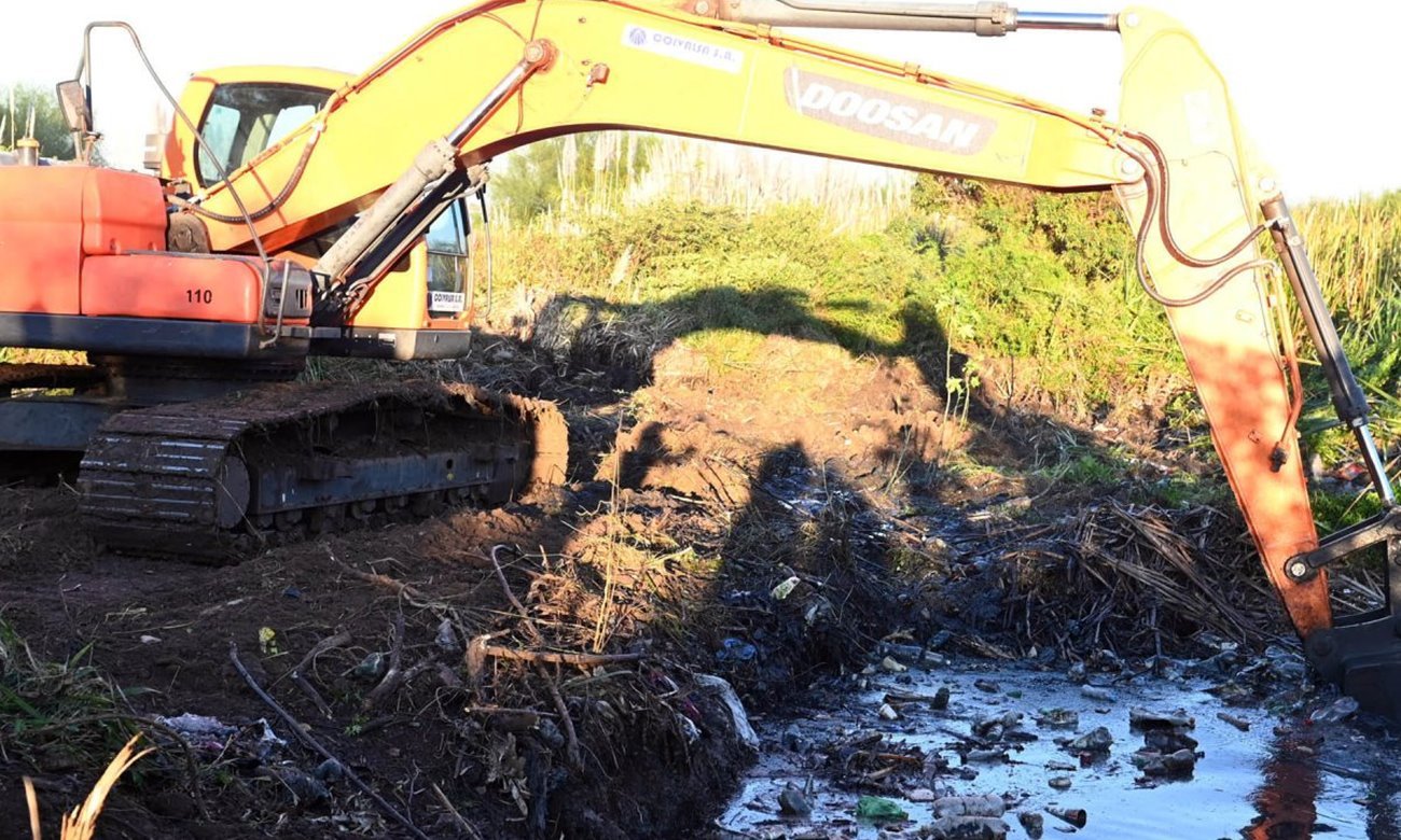 Trabajos de limpieza y desobstrucción del sistema de desagües pluviales para optimizar el escurrimiento del agua.