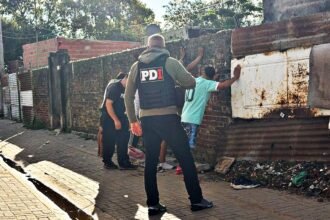 Operativo de la Policía de Investigaciones durante allanamientos por una causa de microtráfico en la ciudad de Santa Fe.