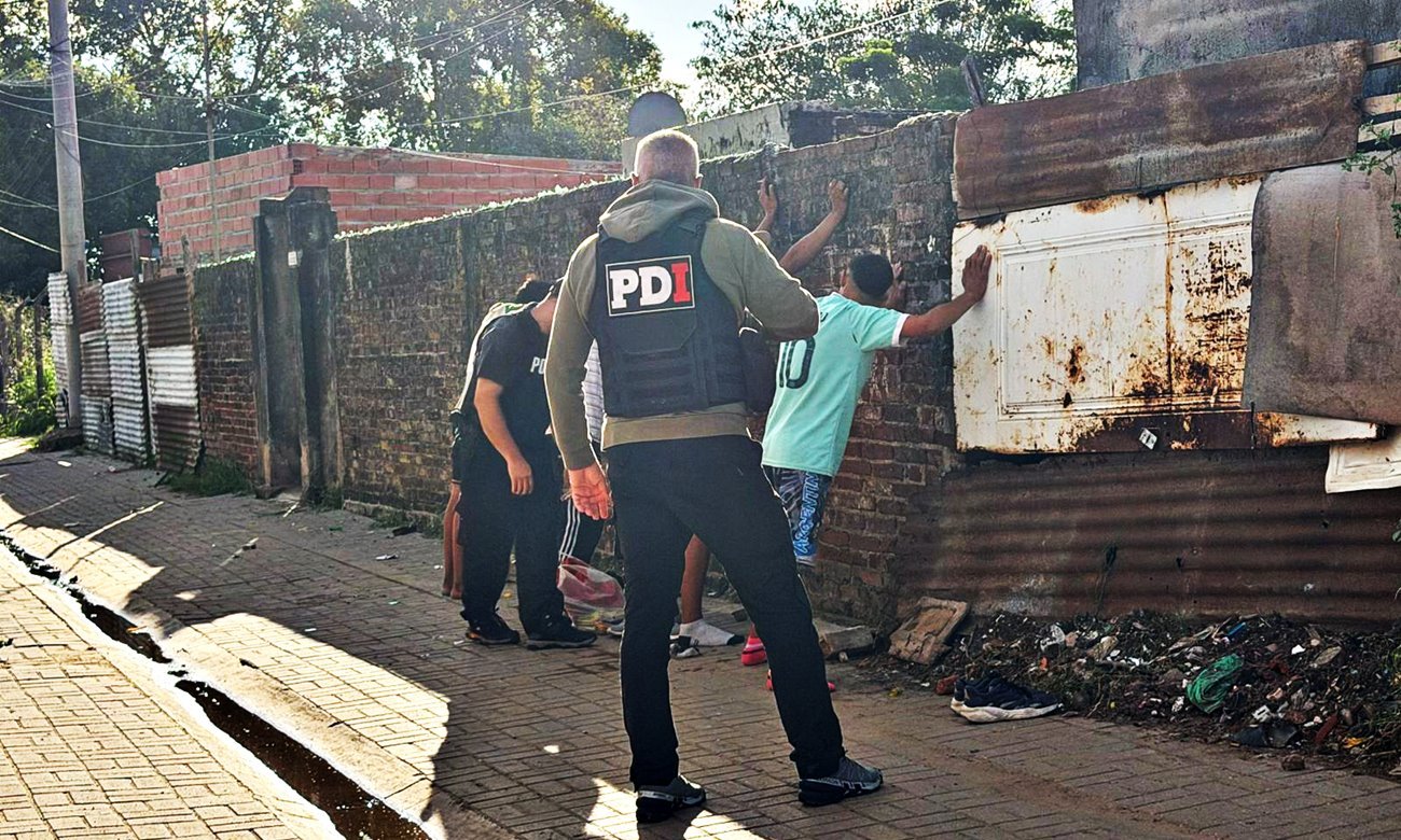 Operativo de la Policía de Investigaciones durante allanamientos por una causa de microtráfico en la ciudad de Santa Fe.