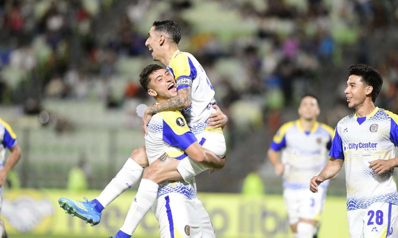 Primer grito de gloria en la Libertadores. Euforia total en el festejo de Ángel Di María, que abrió su cuenta en el torneo con una definición y un desahogo a pura emoción.