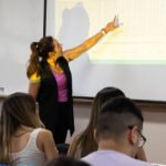 Docente universitaria durante una clase en aula, en el marco de actividades académicas de educación superior. Foto de archivo.