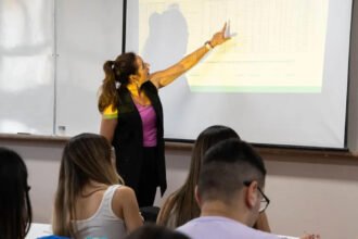 Docente universitaria durante una clase en aula, en el marco de actividades académicas de educación superior. Foto de archivo.