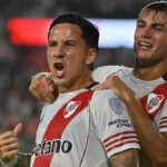 El grito sagrado del gol: Sebastián Driussi celebra con alma y corazón, desatando la pasión eterna de River Plate.