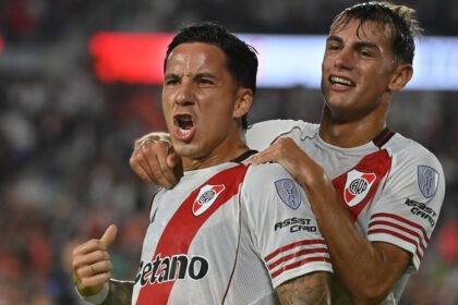 El grito sagrado del gol: Sebastián Driussi celebra con alma y corazón, desatando la pasión eterna de River Plate.