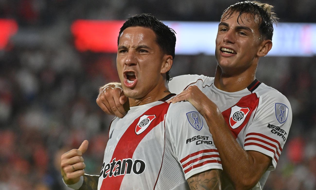 El grito sagrado del gol: Sebastián Driussi celebra con alma y corazón, desatando la pasión eterna de River Plate.