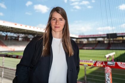Marie-Louise Eta hace historia al convertirse en la primera mujer en dirigir un equipo masculino en la Bundesliga.