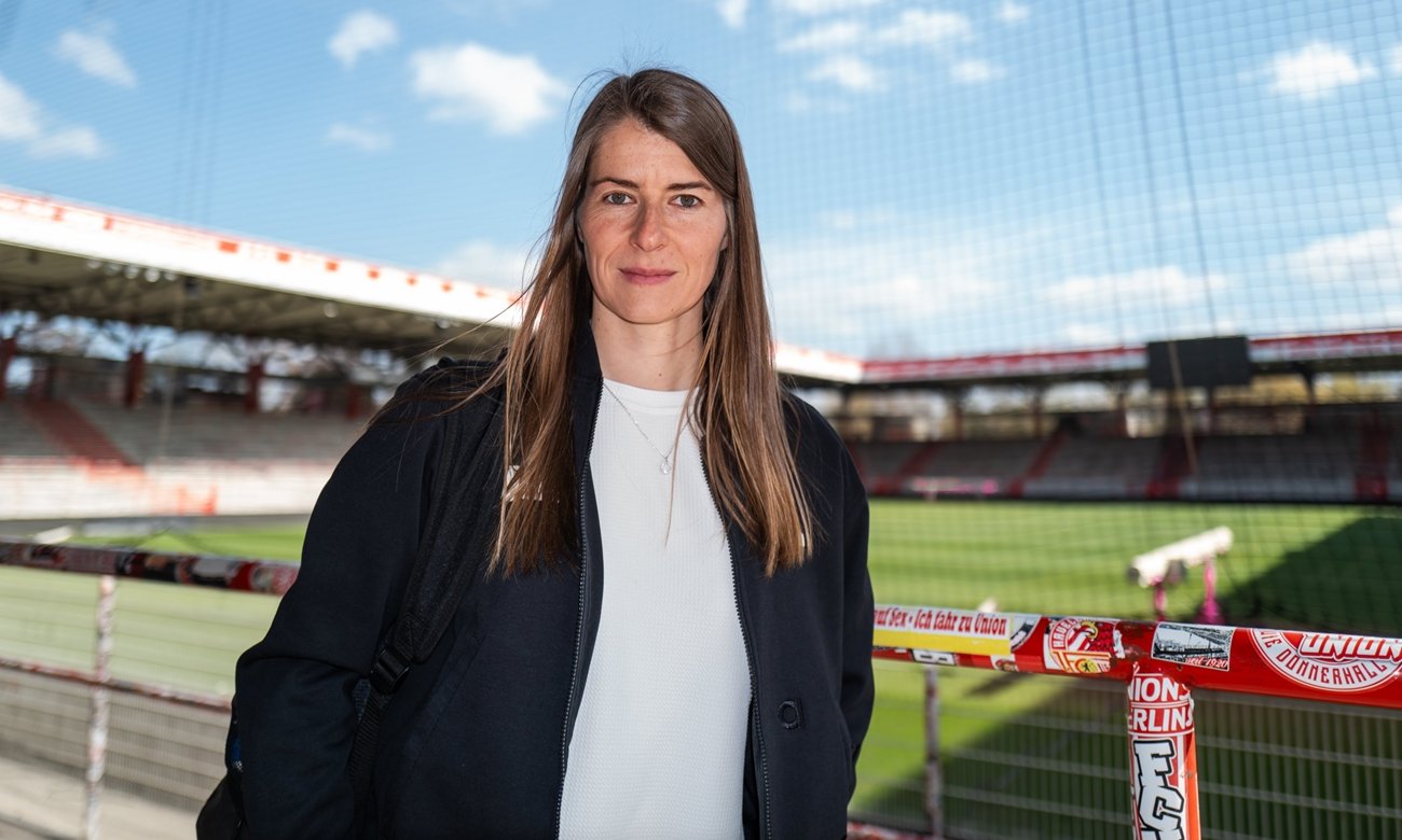 Marie-Louise Eta hace historia al convertirse en la primera mujer en dirigir un equipo masculino en la Bundesliga.