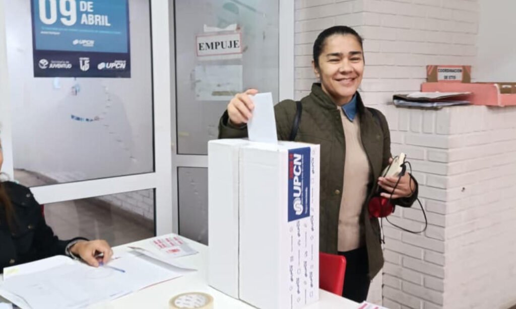 Afiliados de UPCN Santa Fe emiten su voto durante las elecciones del 9 de abril en distintas dependencias públicas de la provincia. Foto: Prensa UPCN