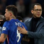Enzo Fernández junto al entrenador Liam Rosenior durante un partido oficial del Chelsea. Foto de archivo.