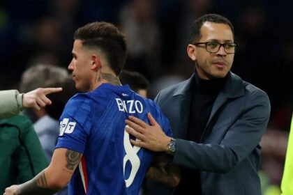 Enzo Fernández junto al entrenador Liam Rosenior durante un partido oficial del Chelsea. Foto de archivo.