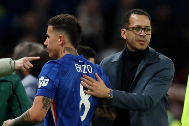 Enzo Fernández junto al entrenador Liam Rosenior durante un partido oficial del Chelsea. Foto de archivo.
