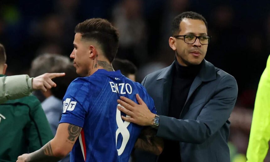 Enzo Fernández junto al entrenador Liam Rosenior durante un partido oficial del Chelsea. Foto de archivo.