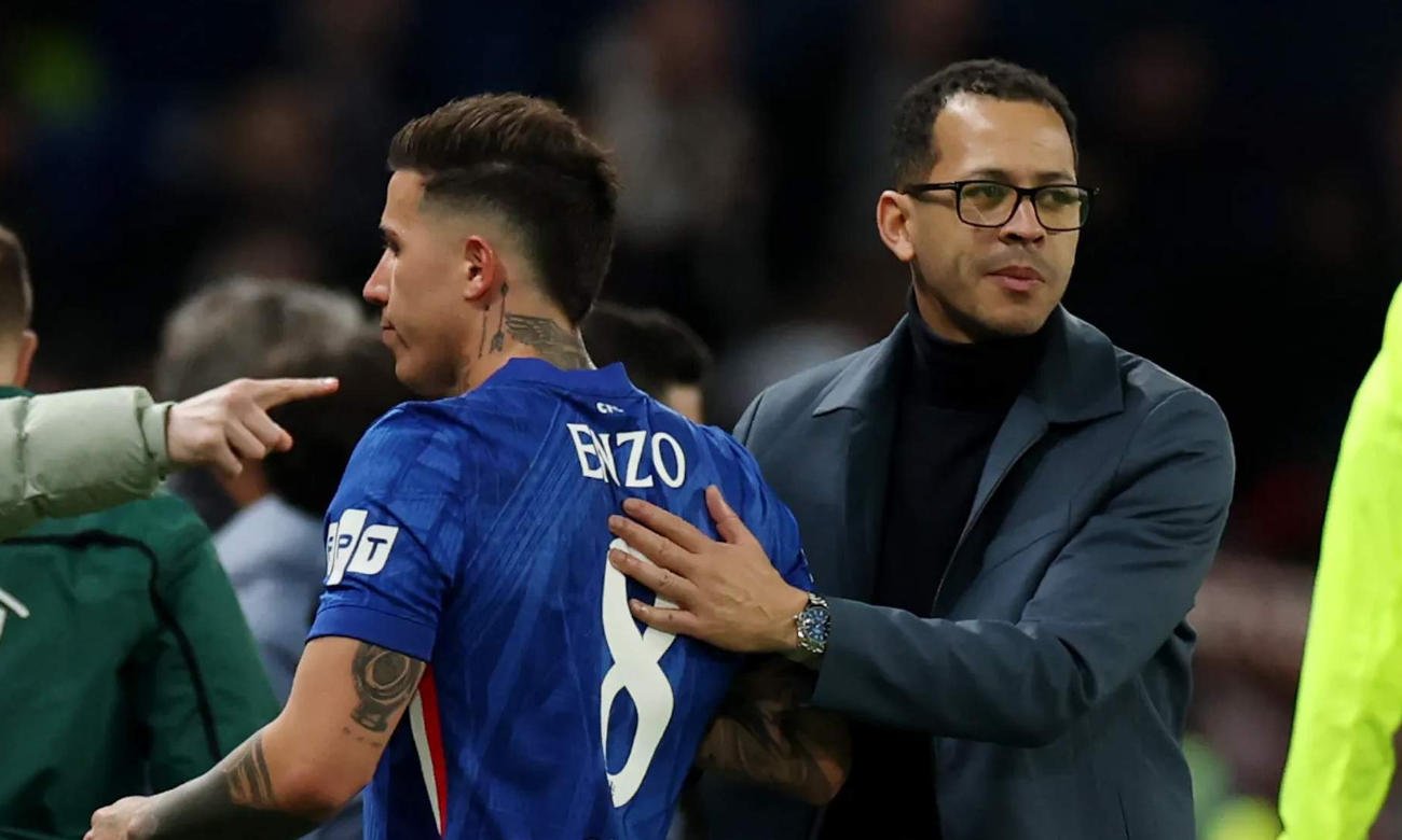 Enzo Fernández junto al entrenador Liam Rosenior durante un partido oficial del Chelsea. Foto de archivo.