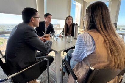 El intendente de San José del Rincón, Andrés Soperez; la presidenta de la EPE, Anahí Rodríguez; y el senador por el departamento La Capital, Julio 'Paco' Garibaldi, durante una reunión de coordinación por las obras de modernización del tendido eléctrico en la región.