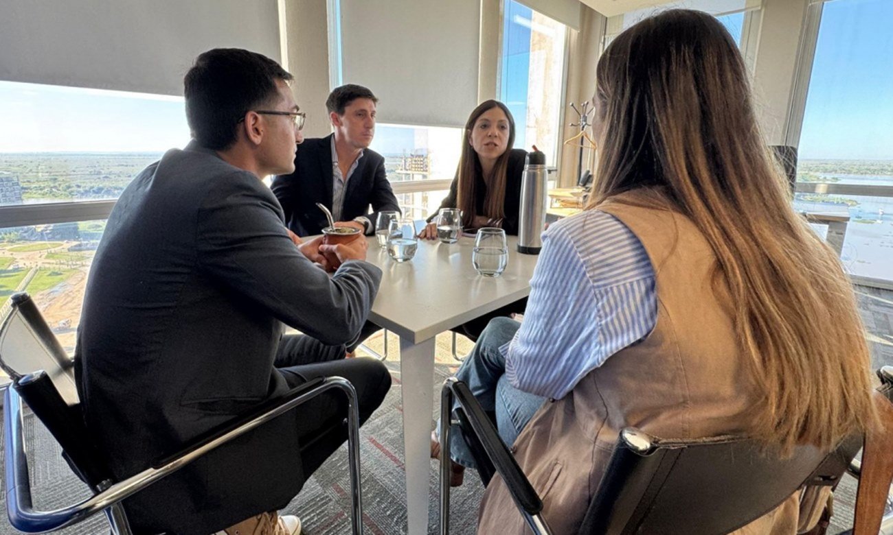 El intendente de San José del Rincón, Andrés Soperez; la presidenta de la EPE, Anahí Rodríguez; y el senador por el departamento La Capital, Julio 'Paco' Garibaldi, durante una reunión de coordinación por las obras de modernización del tendido eléctrico en la región.