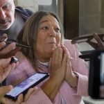Adriana Nechevenko, escribana interviniente en las operaciones inmobiliarias de Manuel Adorni, brinda testimonio ante la Justicia.