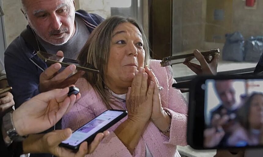 Adriana Nechevenko, escribana interviniente en las operaciones inmobiliarias de Manuel Adorni, brinda testimonio ante la Justicia.
