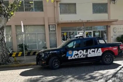 Operativo policial en inmediaciones de un establecimiento educativo tras una amenaza. Foto de archivo