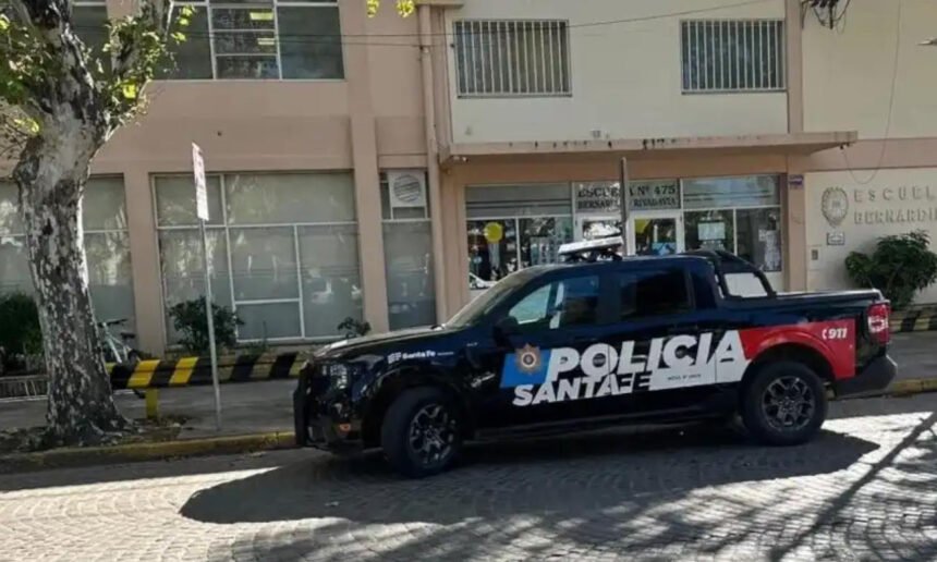 Operativo policial en inmediaciones de un establecimiento educativo tras una amenaza. Foto de archivo