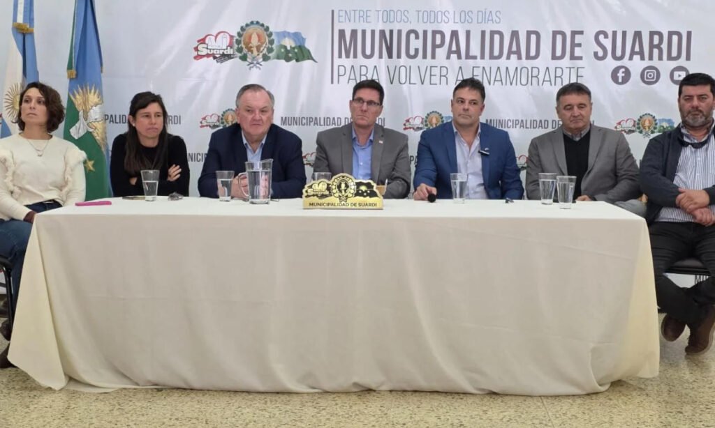 Autoridades provinciales y locales durante el anuncio de la construcción del edificio propio de la Escuela Técnica N° 500 de Suardi.
