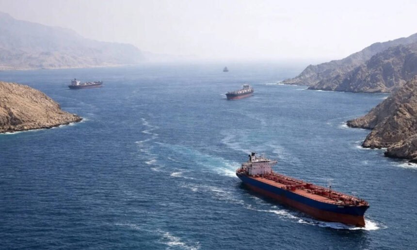 Vista del estrecho de Ormuz, corredor marítimo estratégico para el comercio global de petróleo y gas. Foto de archivo.