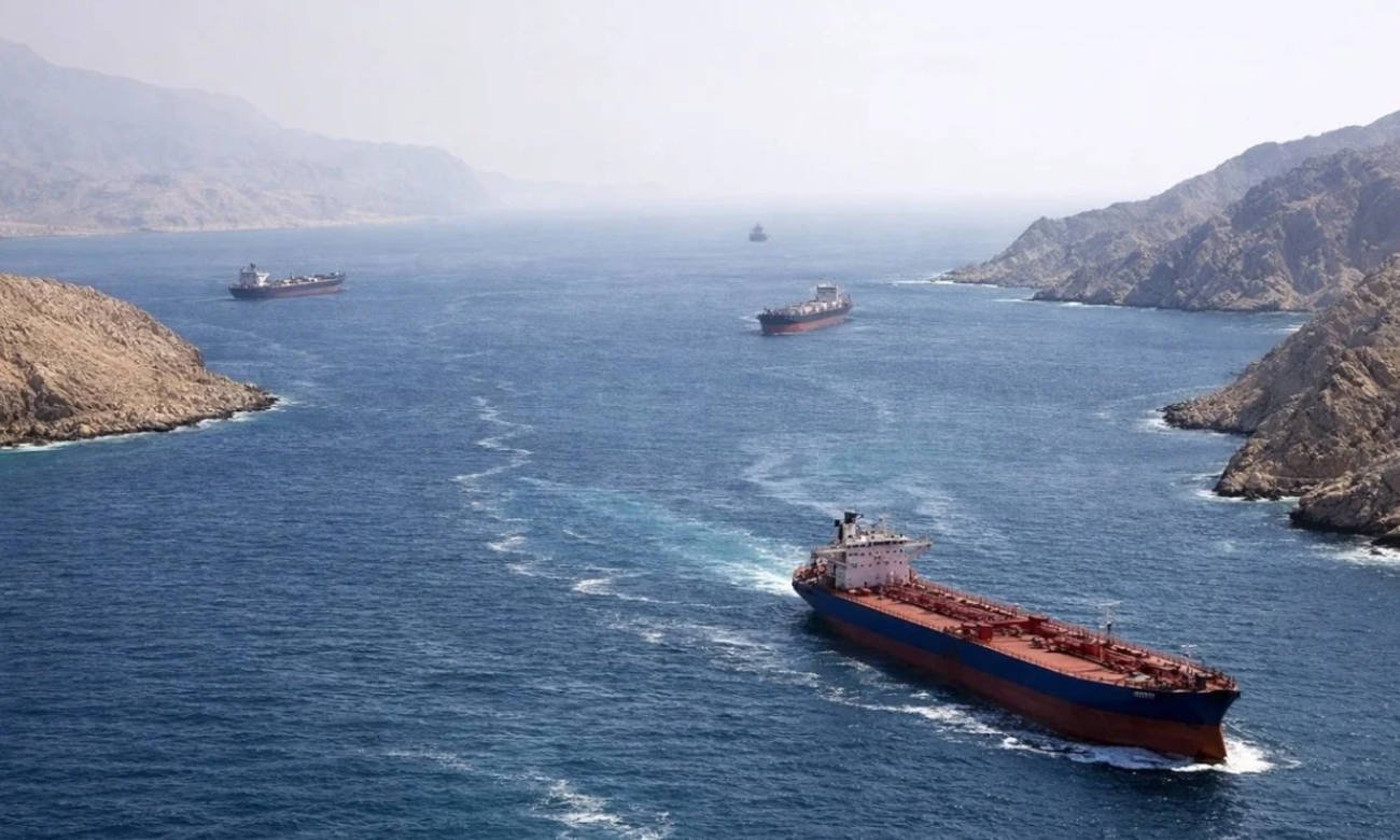 Vista del estrecho de Ormuz, corredor marítimo estratégico para el comercio global de petróleo y gas. Foto de archivo.