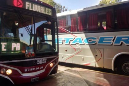 Colectivos de las empresas Etacer y Fluviales en la Terminal de Ómnibus de Santa Fe, en una jornada habitual de servicio interurbano. (Foto: archivo)
