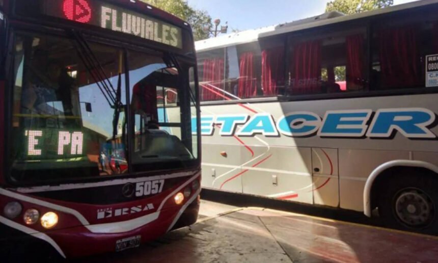 Colectivos de las empresas Etacer y Fluviales en la Terminal de Ómnibus de Santa Fe, en una jornada habitual de servicio interurbano. (Foto: archivo)