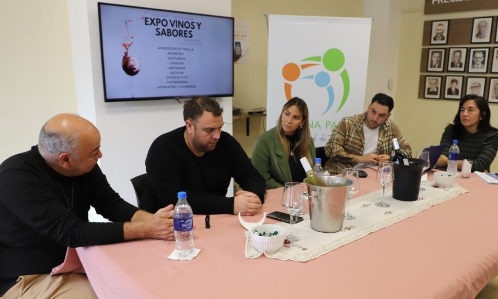 Presentación oficial de la Expo Vinos y Sabores en el Palacio Municipal de Laguna Paiva.