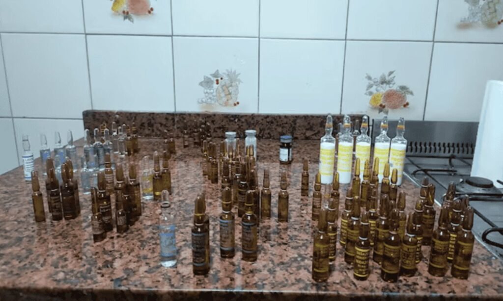 Elementos secuestrados en el departamento: jeringas, ampollas de medicamentos y otros insumos de uso hospitalario bajo análisis judicial.