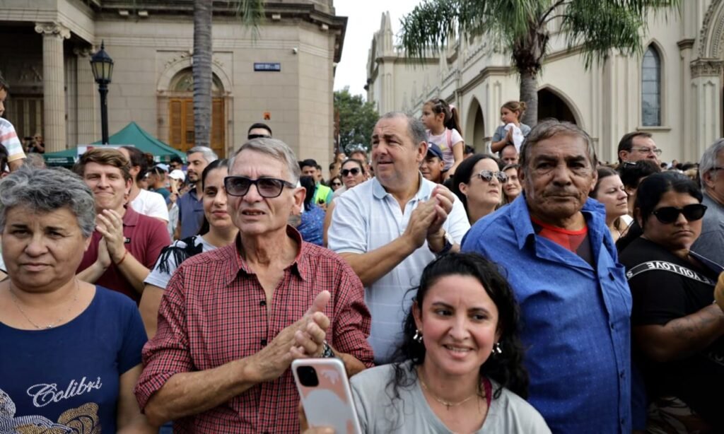 Multitud de fieles avanza en peregrinación hacia la Basílica de Guadalupe en una jornada marcada por la fe y la devoción colectiva.